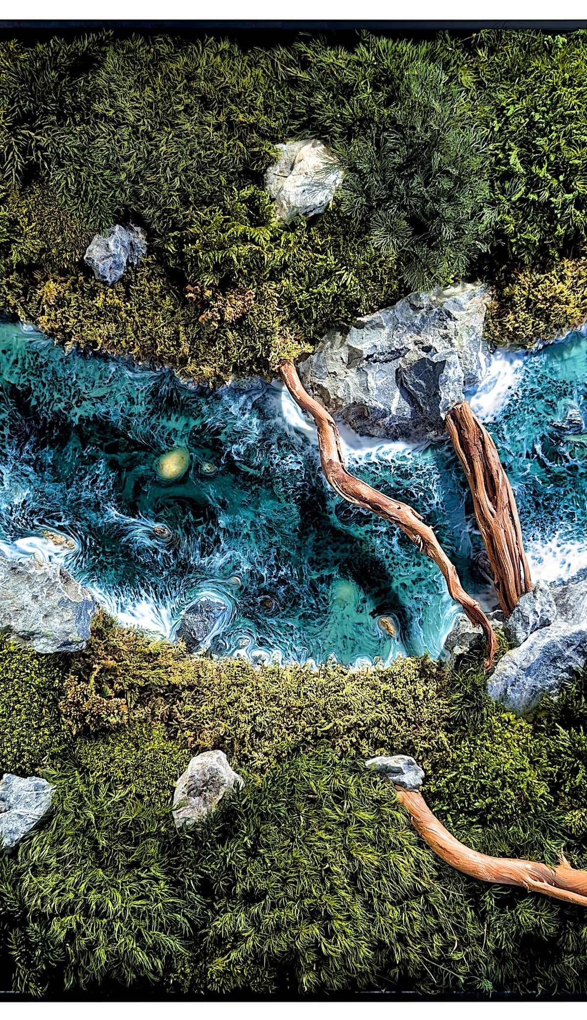 Wild River - Naturkunstwerk mit Fluss, Moos & Epoxidharz, handgefertigtes Moosbild mit Waldfluss und natürlichen Elementen.