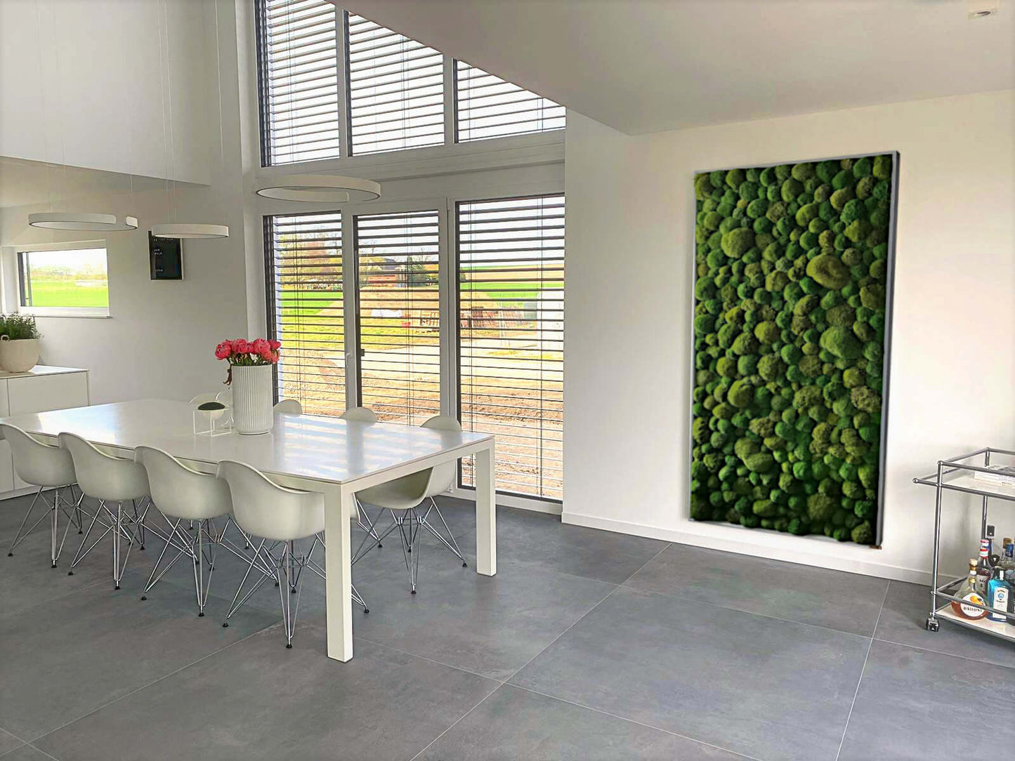 Moosbild XXL 'Green Hills' in modern Wohnzimmer, bringt natürliche Eleganz und Pflegeleichtigkeit in Zuhause.
