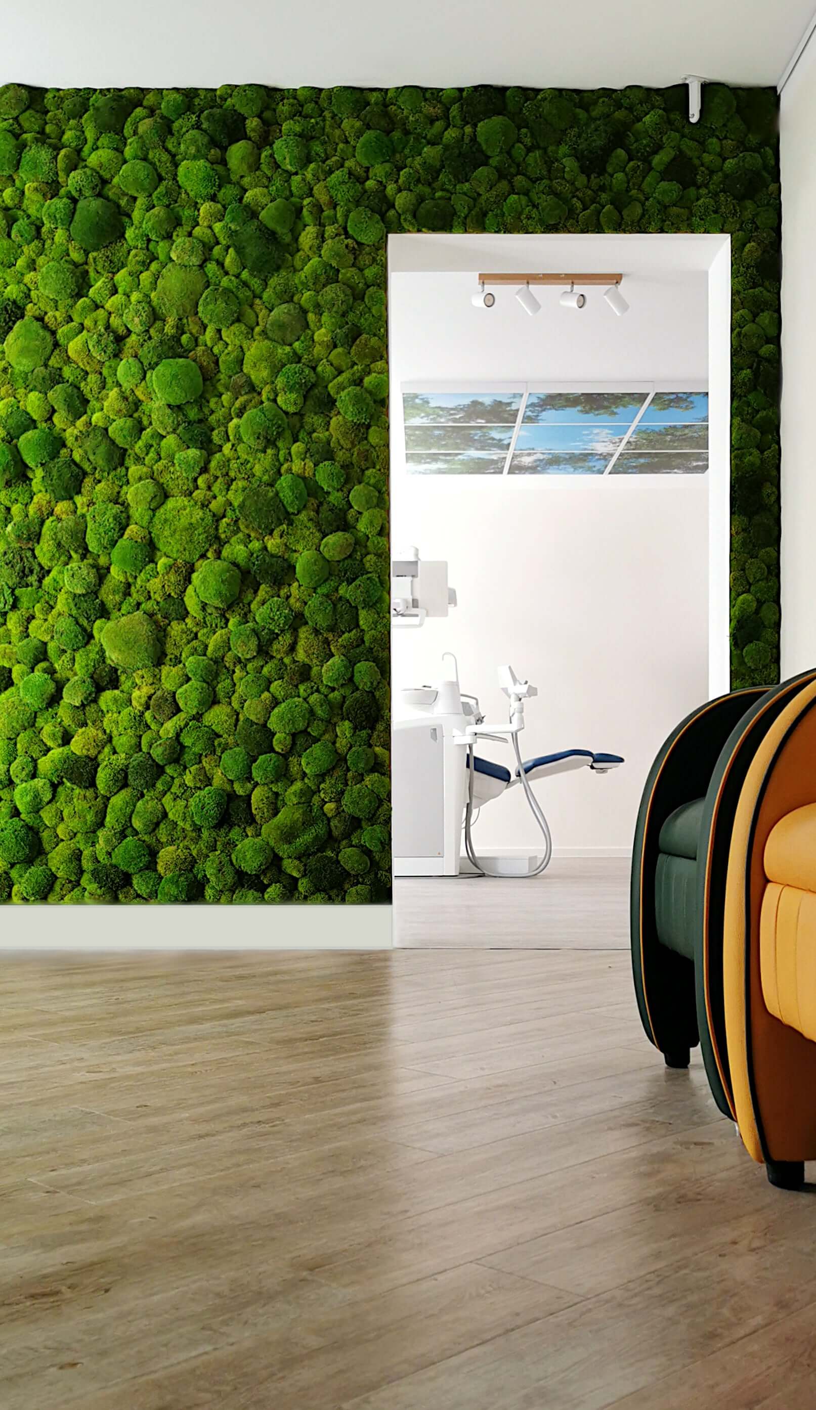 Mooswand "MossMix" mit Kugelmoosen in modernem Raum für naturnahe Büros und Empfangsbereiche.