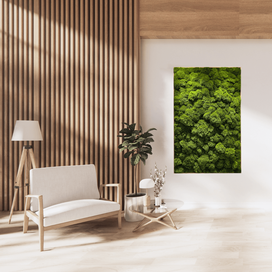 Natürliches Moosbild "Green Provence" in modernem Raum, frisches Grün und eleganter Echtholzrahmen.