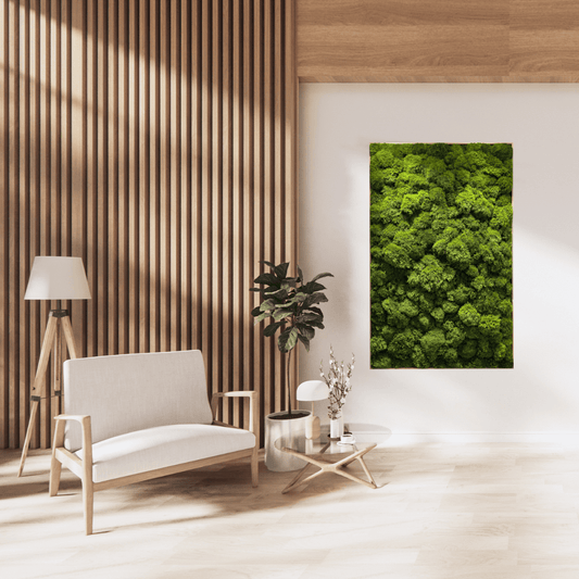 Natürliches Moosbild "Green Provence" in modernem Raum, frisches Grün und eleganter Echtholzrahmen.