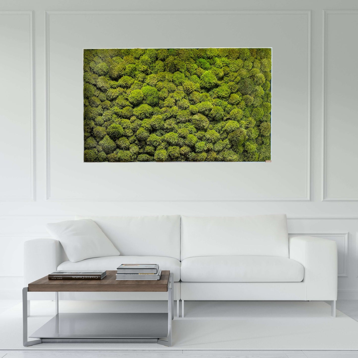 Natürliches Moosbild 'Green Provence' in modernem Raum über einem weißen Sofa.