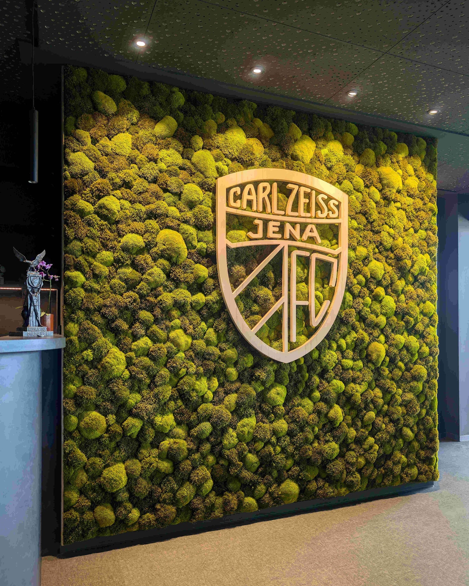 Moosbilder & Mooswände mit Firmenlogo aus Echtholz