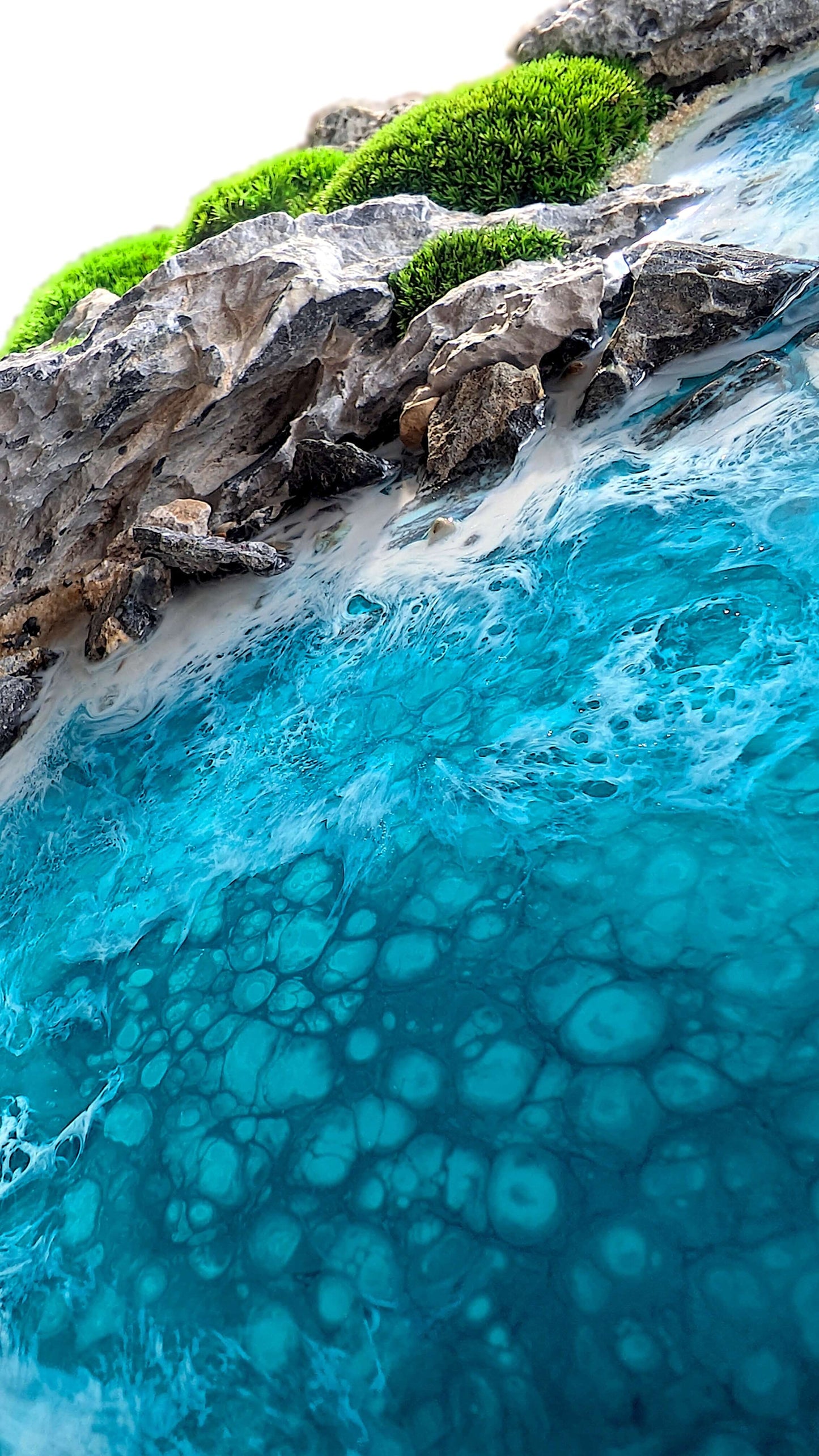 Moosbild Kunst "New Zealand" Ozeanbild mit echten Steinen - nahe Ansicht von Türkisblauem Wasser und Felsen.