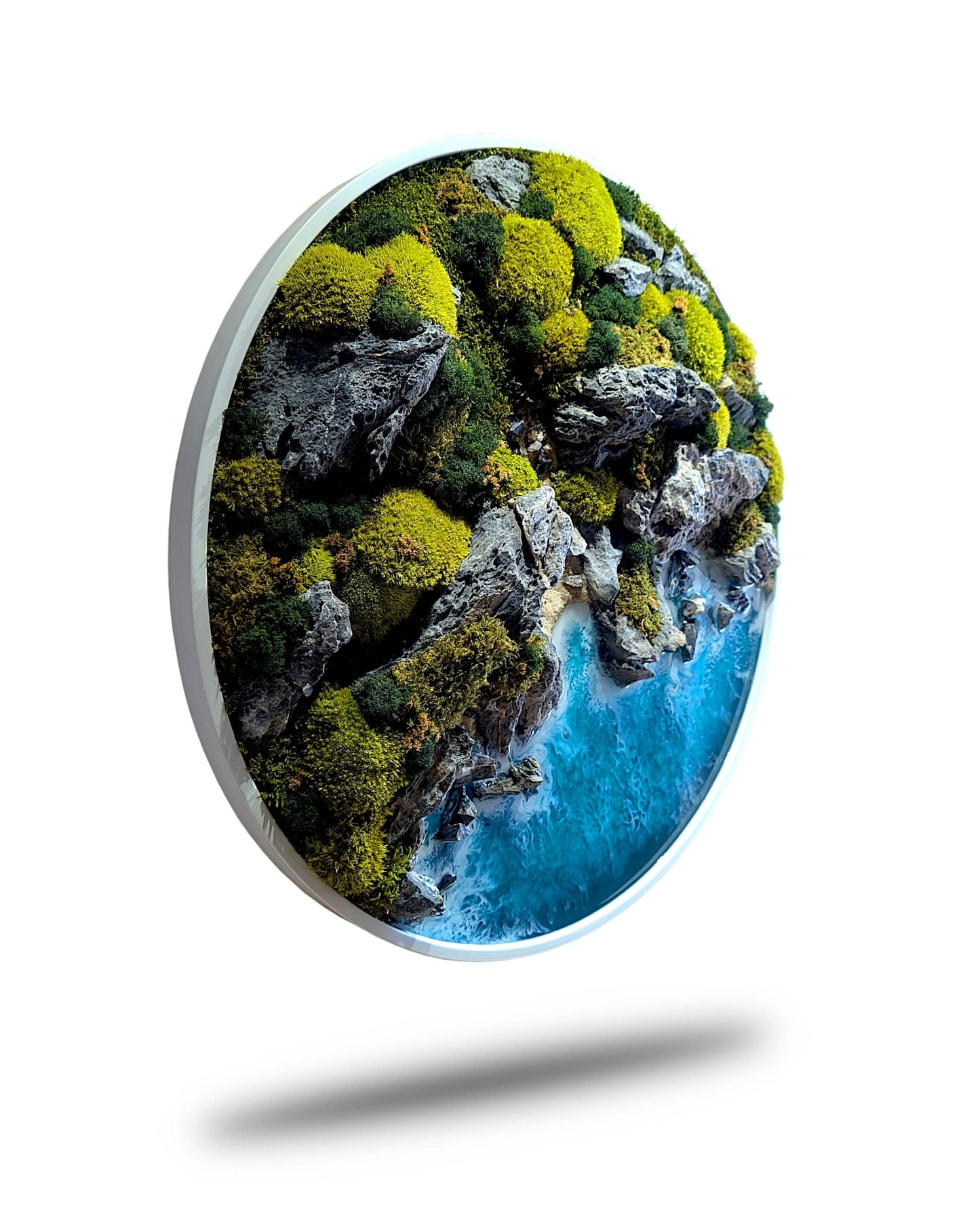 Maritimes Moosbild - Küstenlandschaft mit Epoxidharz, zeigt eine lebendige Küstenlandschaft aus blauem Wasser und grünem Moos.