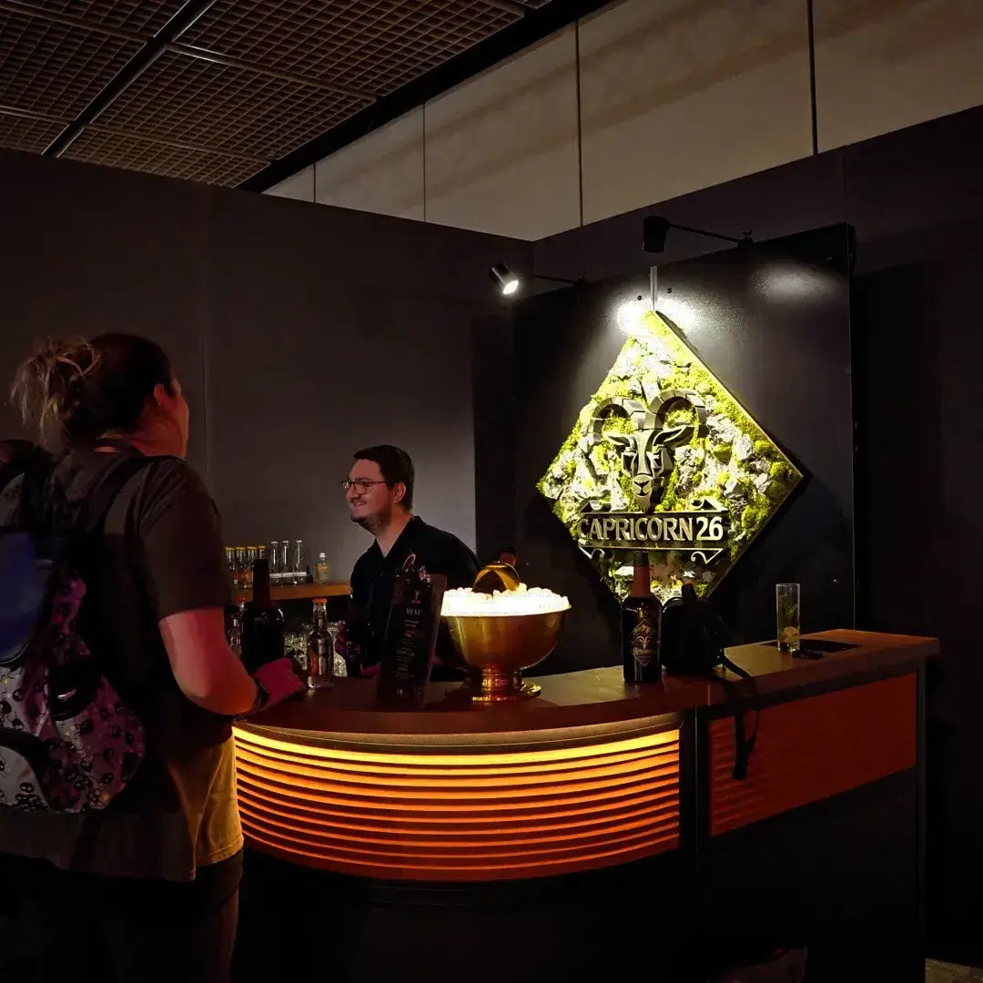 Moosbild mit Firmenlogo als 3D-Druck & Metallverblendung am Empfangstresen