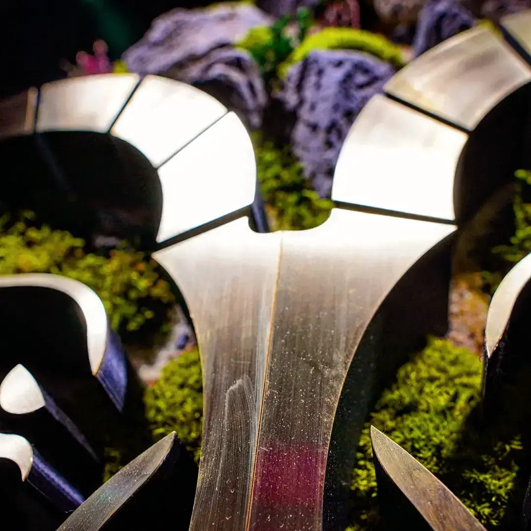 Moosbild mit Firmenlogo als 3D-Druck & Metallverblendung in detailreicher Nahaufnahme.