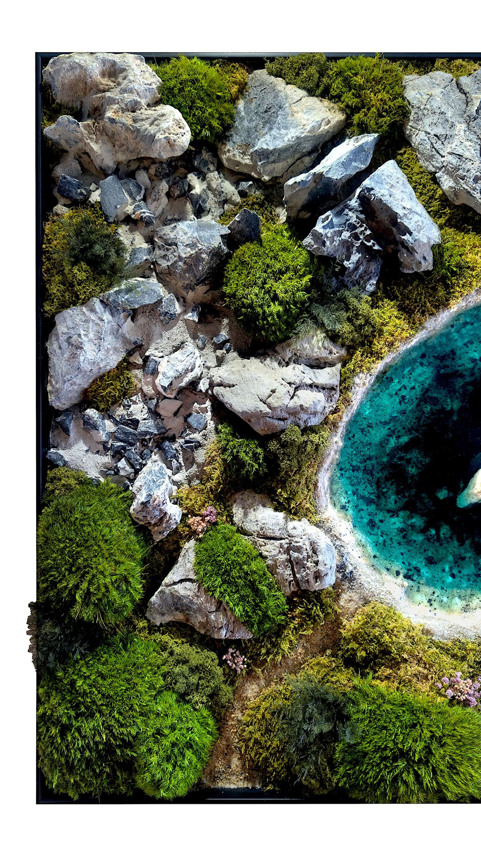 Alpiner Bergsee aus Moos Holz & Epoxidharz - Healthyscape zeigt eine detaillierte Bergseelandschaft.