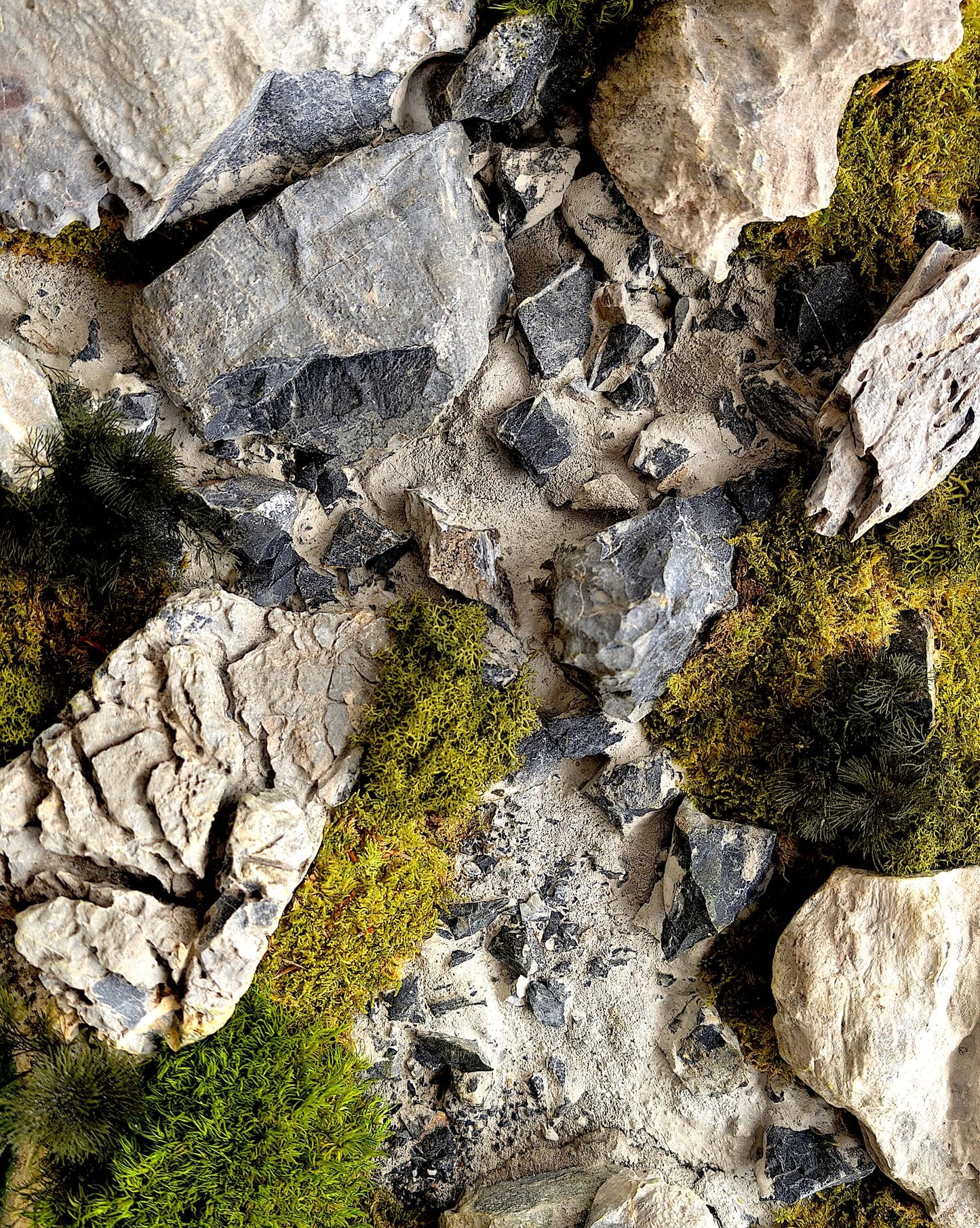 Alpiner Bergsee aus Moos Holz & Epoxidharz - Healthyscape, Detailansicht von Steinen und Moos.