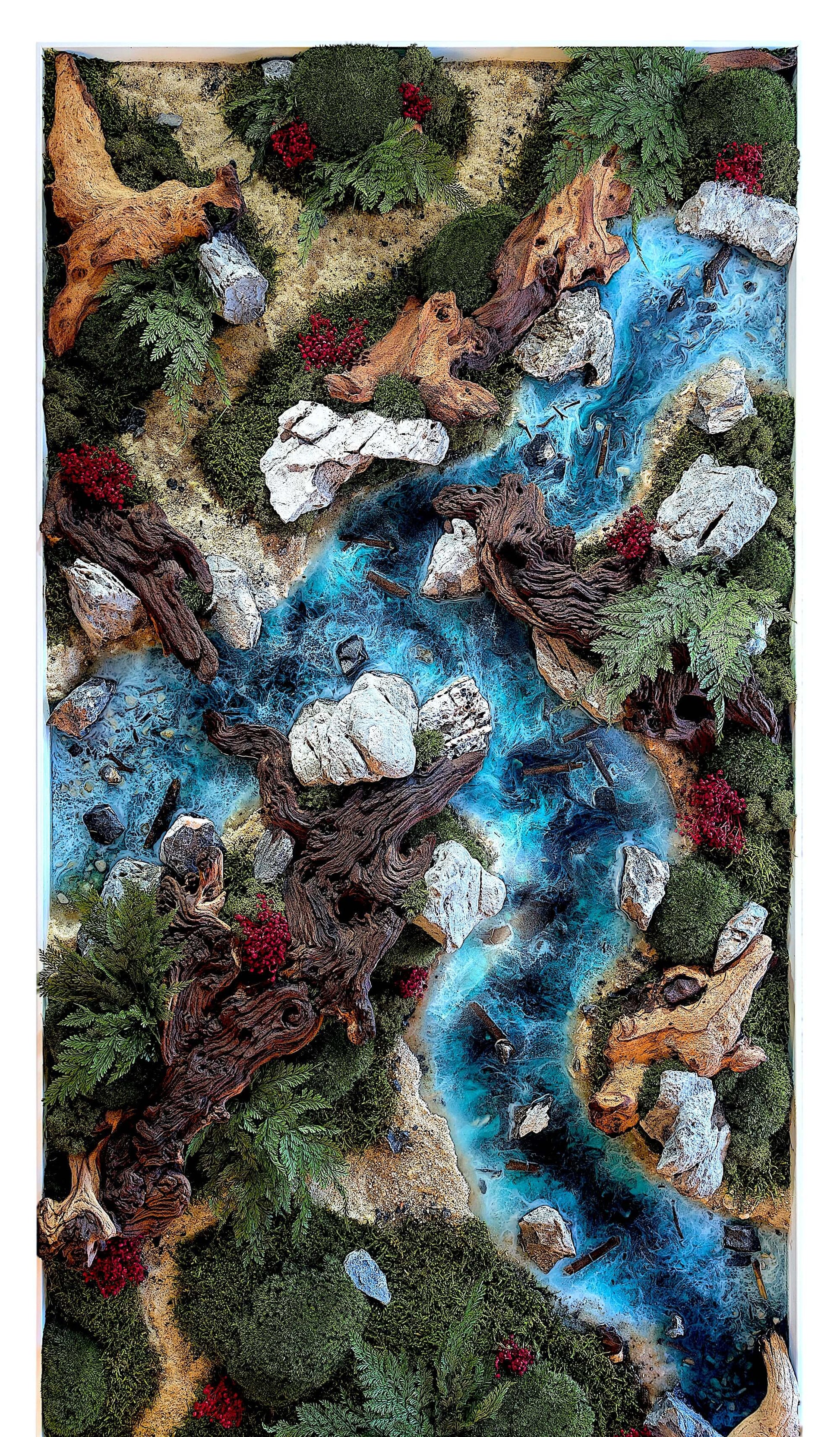 Moosbild Panorama mit Epoxidharz-Pflanzenbild Naturkunst XXL, Waldfluss-Darstellung mit Moosen und Steinen.