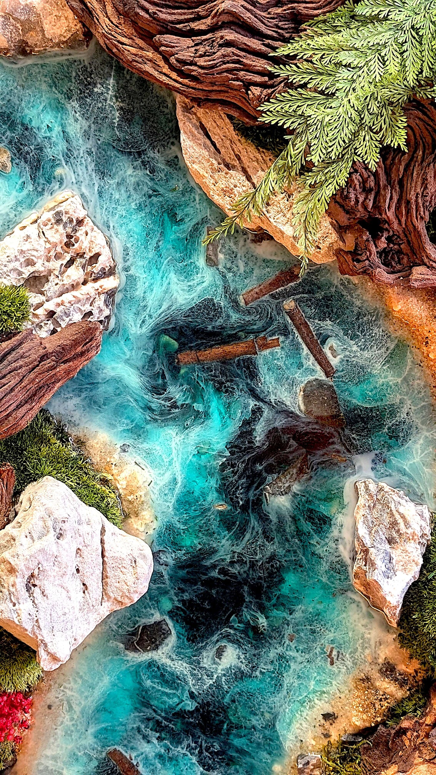 Moosbild Panorama mit Epoxidharz-Pflanzenbild Naturkunst XXL zeigt einen faszinierenden Epoxidharz-Fluss mit Naturdetails.