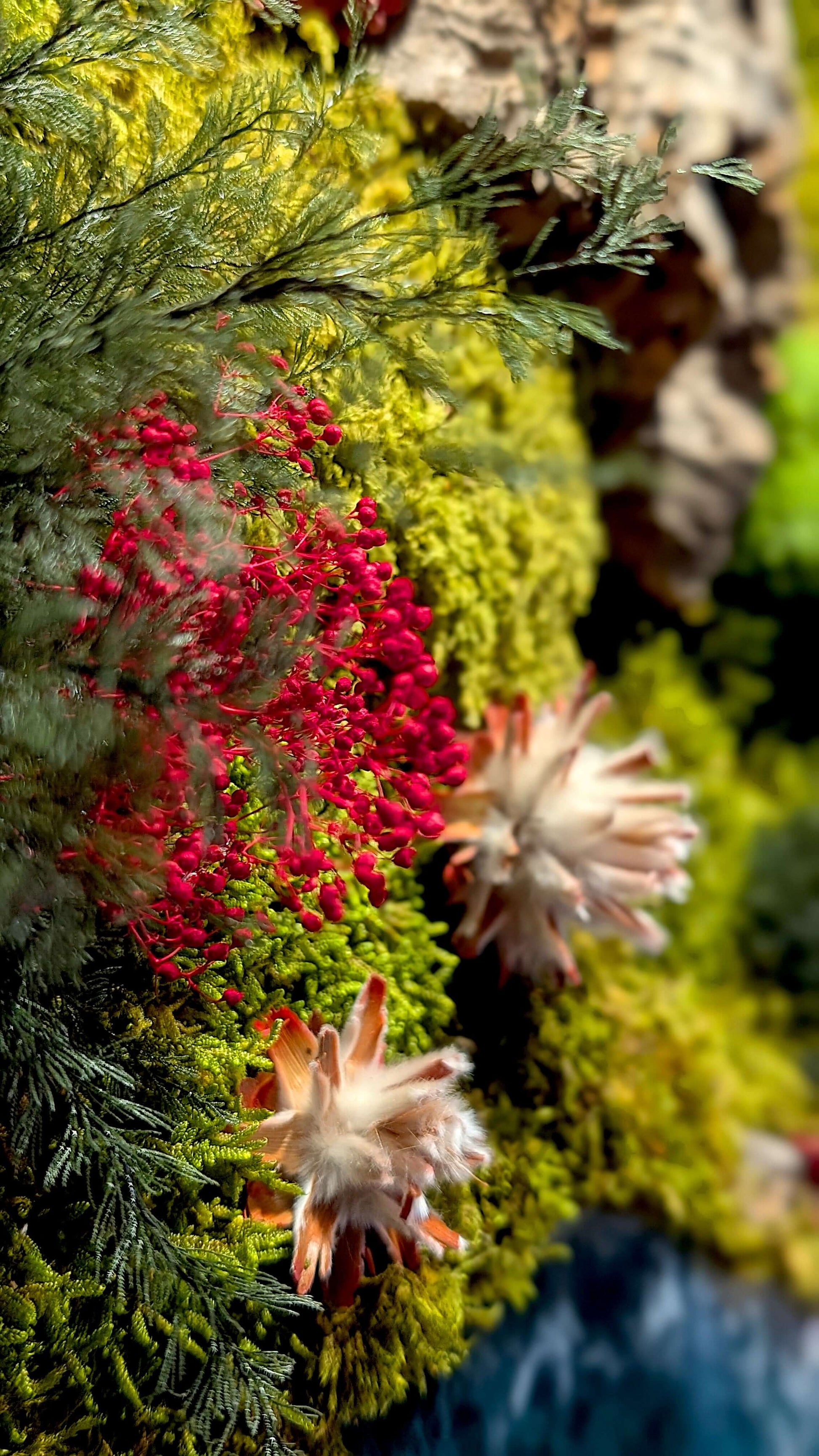 Moosbild 3er Set mit Epoxidharz-Fluss & natürliche Korkrinde mit buntem Moos und dekorativen Elementen.