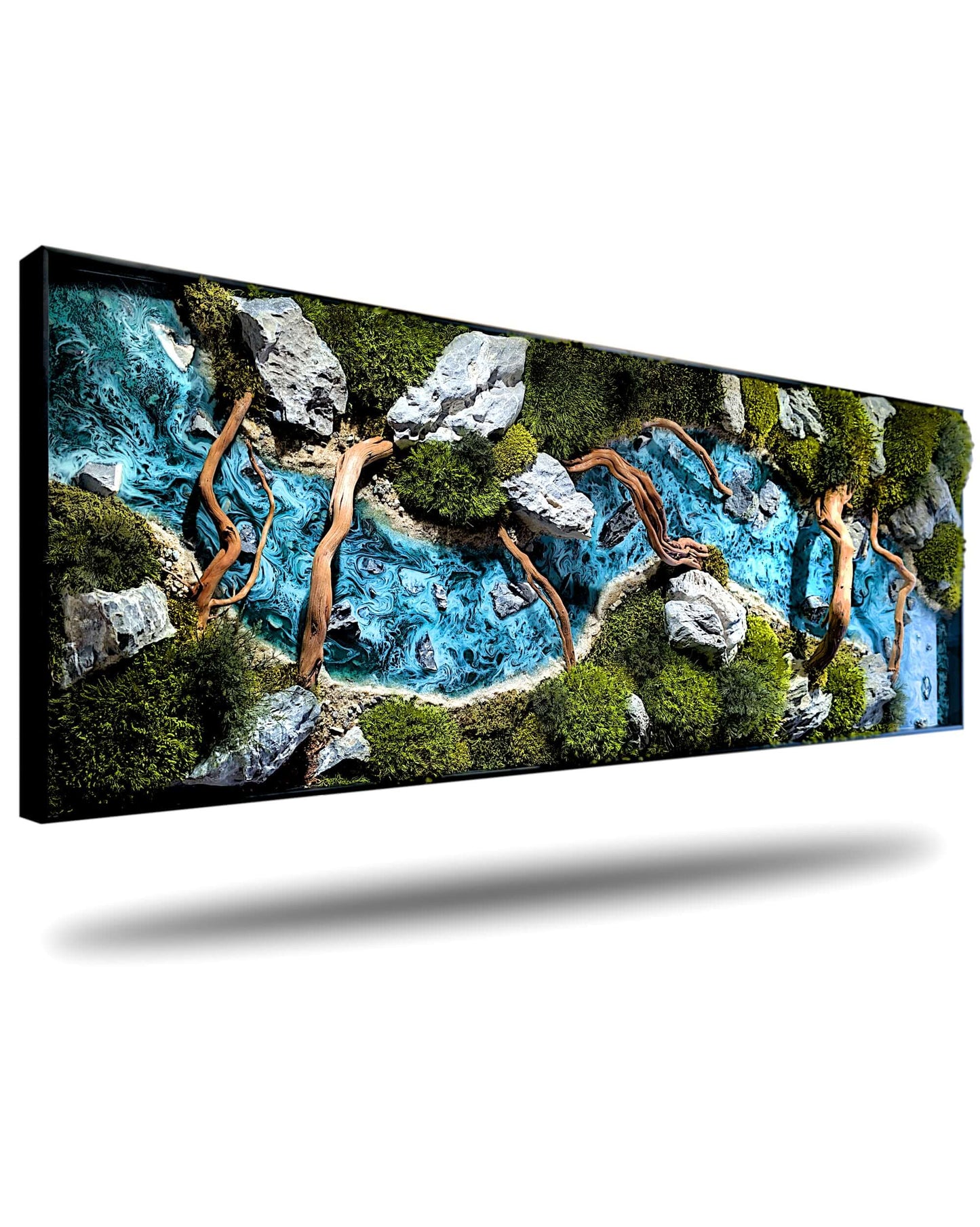 Moosbild Panorama "Wild River" – Wandkunst aus Epoxidharz zeigt einen Waldfluss mit Moos und Steinen.