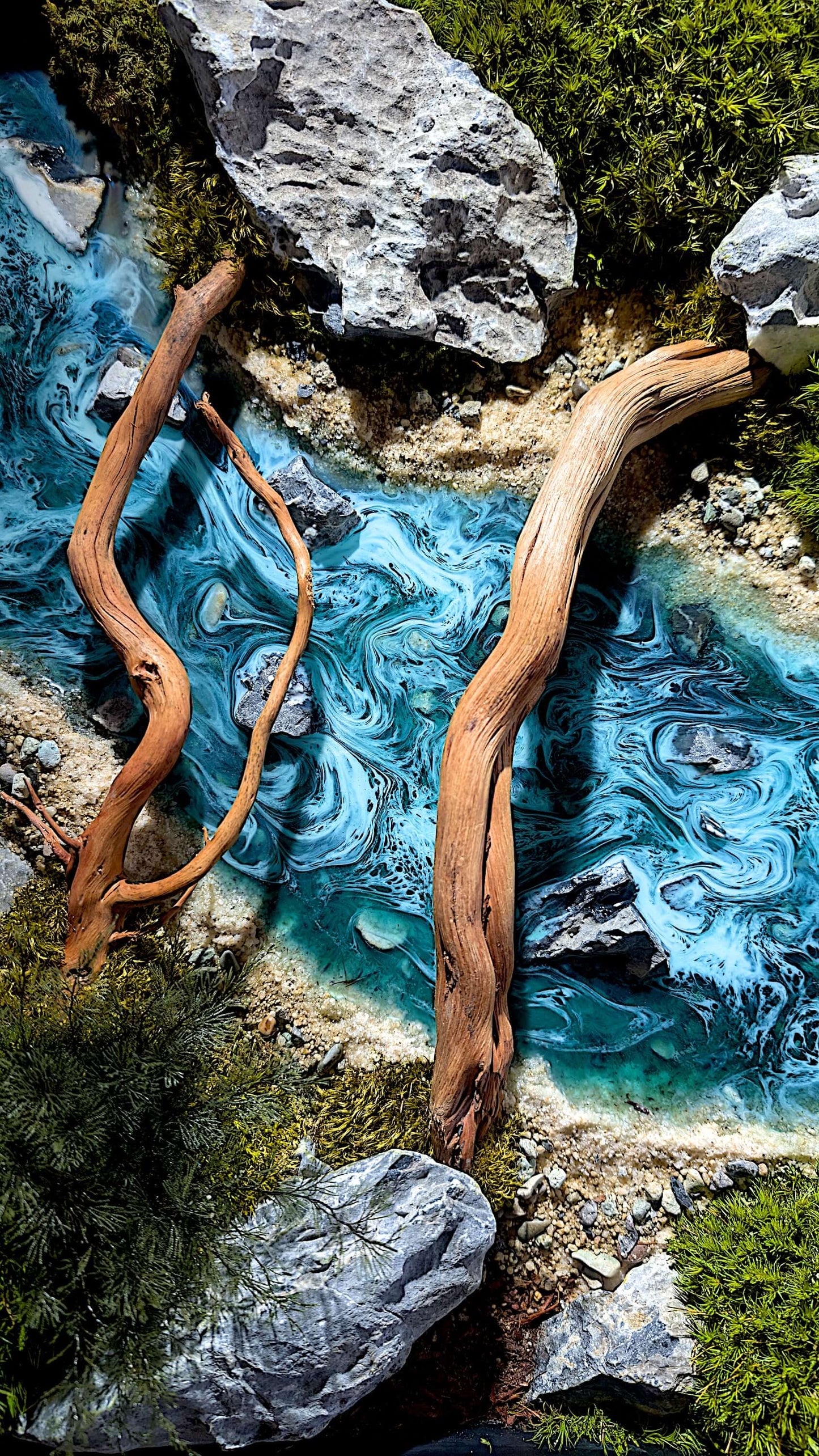Moosbild Panorama "Wild River" – Wandkunst aus Epoxidharz zeigt einen Waldfluss mit Moos und Steinen.