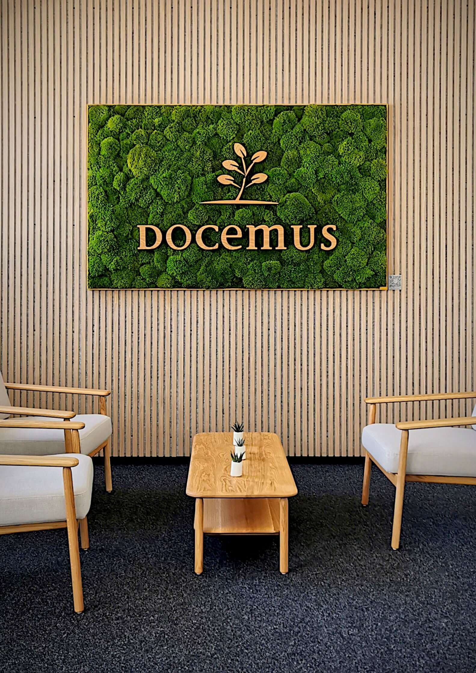Provence Moosbild mit Firmenlogo aus Echtholz an einer Akustikpaneele Holzwand in einem Wartebereich