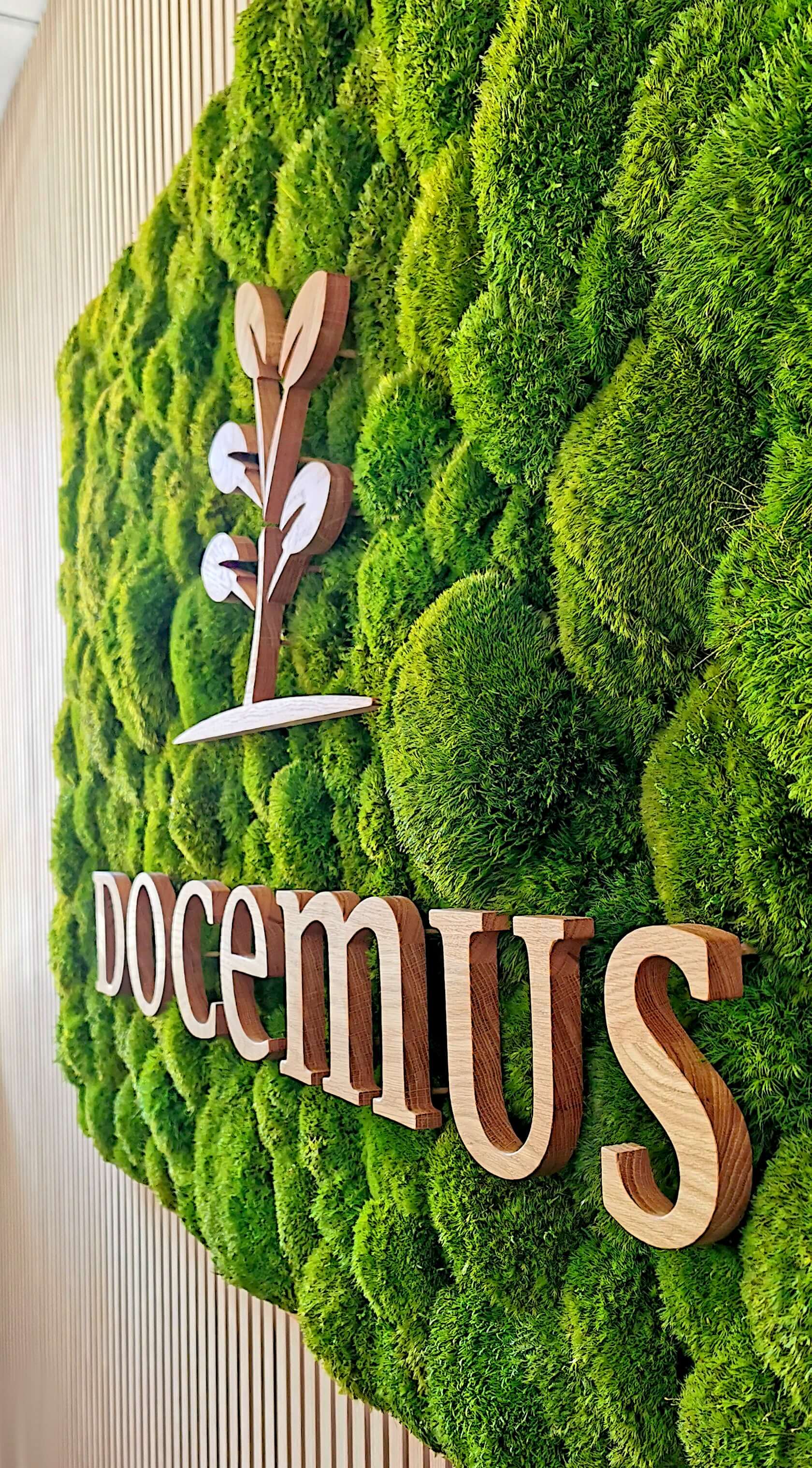Provence Moosbild mit Firmenlogo aus Echtholz an einer Akustikpaneele Holzwand