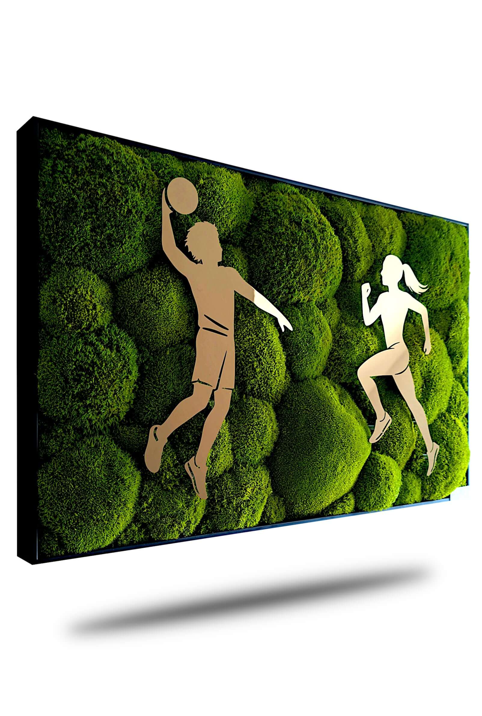 Moosbild mit Firmenlogo aus Metall, zeigt aktive Silhouetten auf stabilisiertem Moosmix, ideal für Büros und Empfangsbereiche.