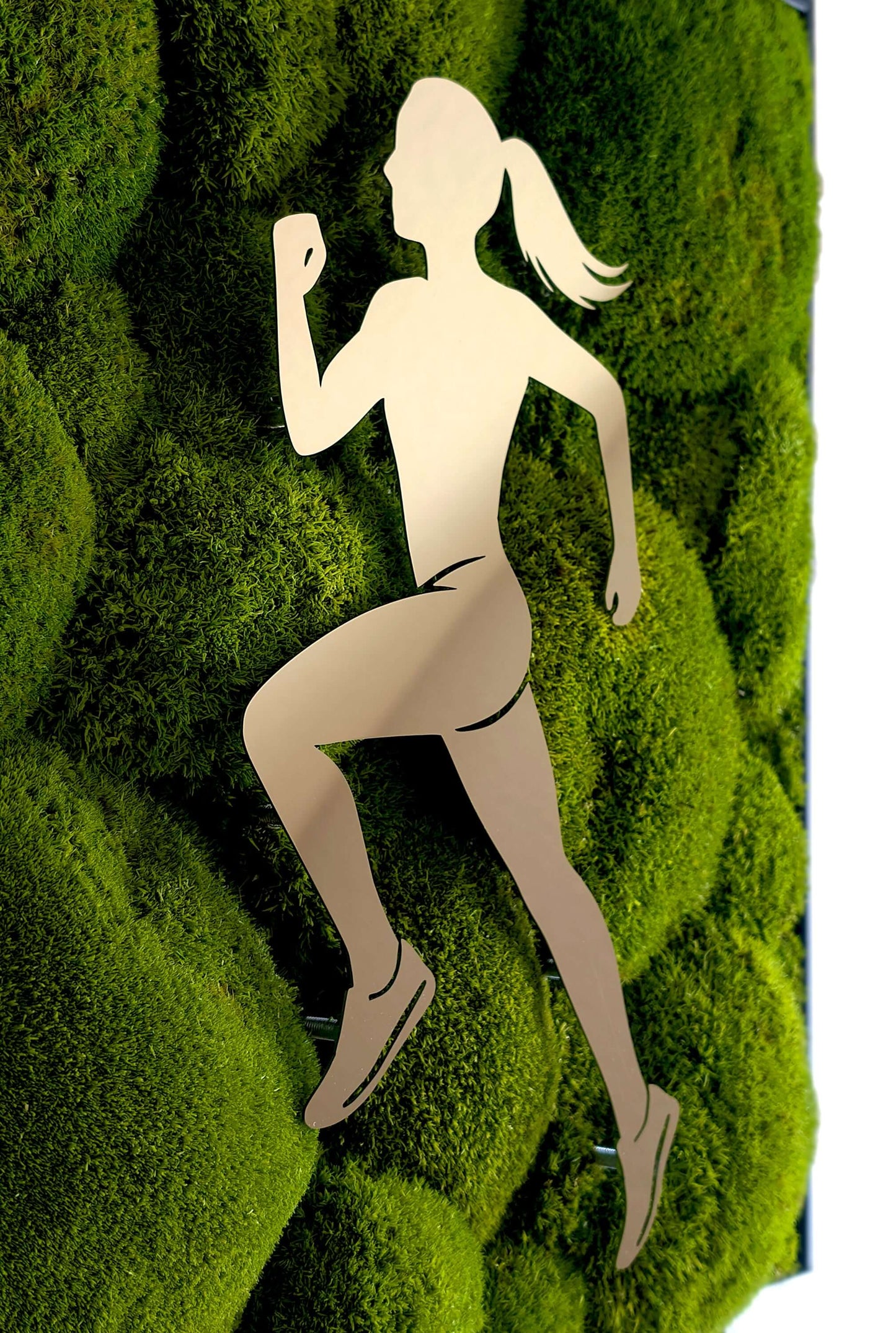 Moosbild mit Firmenlogo aus Metall, silhouette einer laufenden Frau auf Moos hintergrund