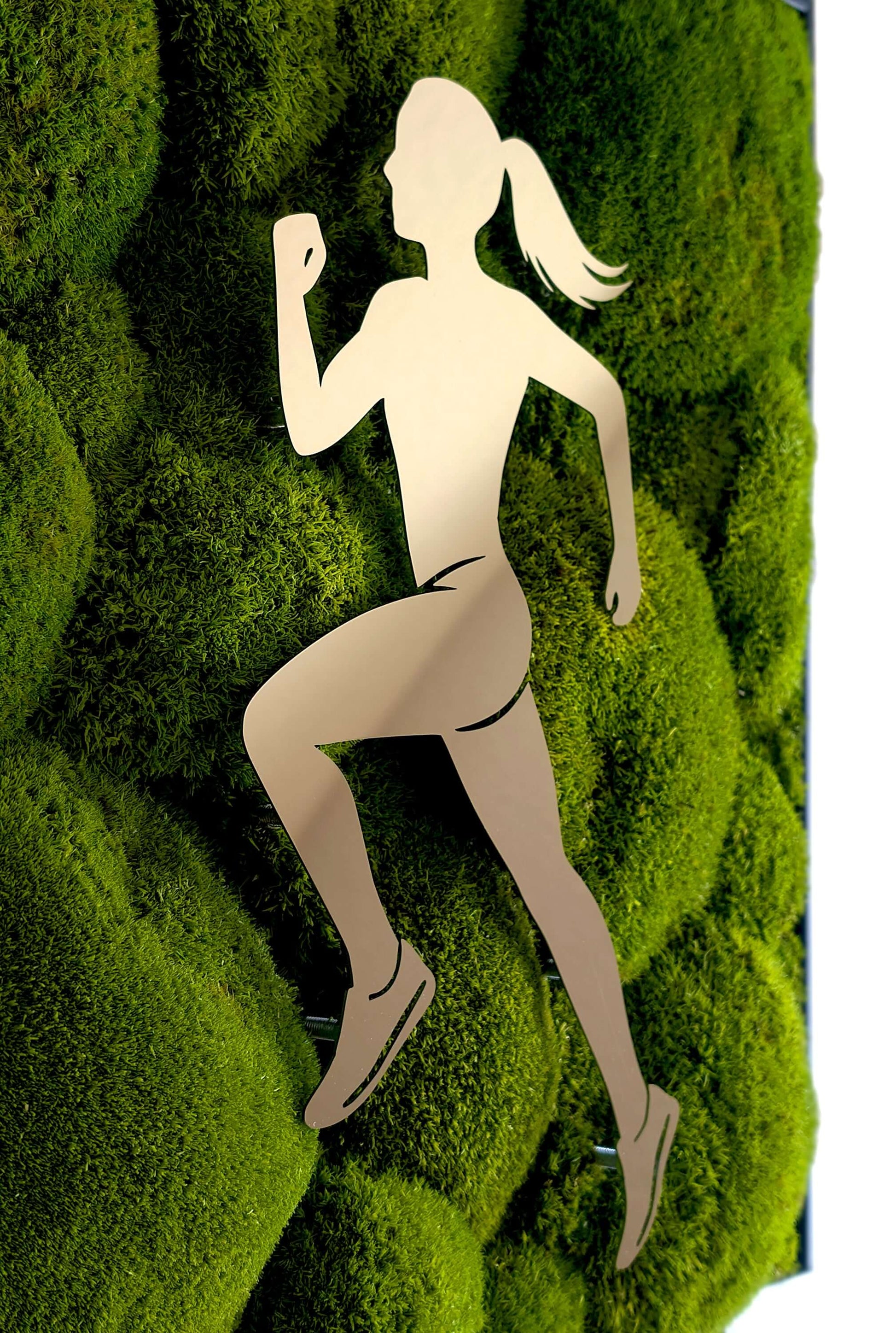 Moosbild mit Firmenlogo aus Metall, silhouette einer laufenden Frau auf Moos hintergrund