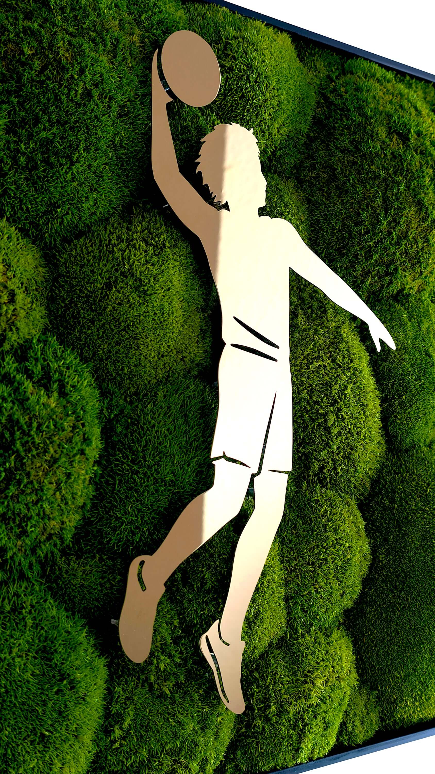 Moosbild mit Firmenlogo aus Metall, hängender Spieler mit Ball auf Moos hintergrund, nachhaltige Kunst für Büros.