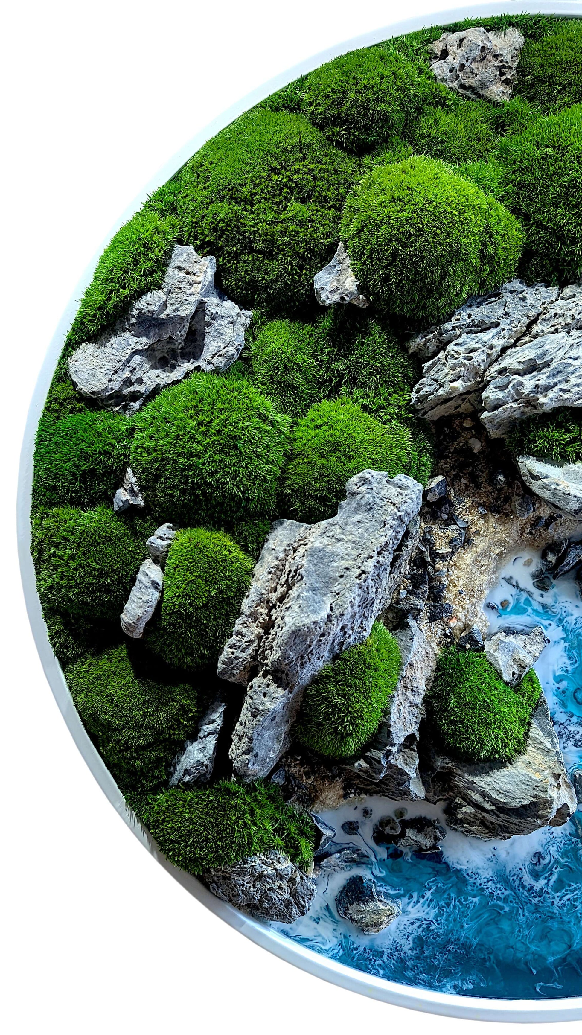 Moosbild Kunst "New Zealand" Ozeanbild mit echten Steinen, zeigt Moos und Felsen über einem blauen Wasser.