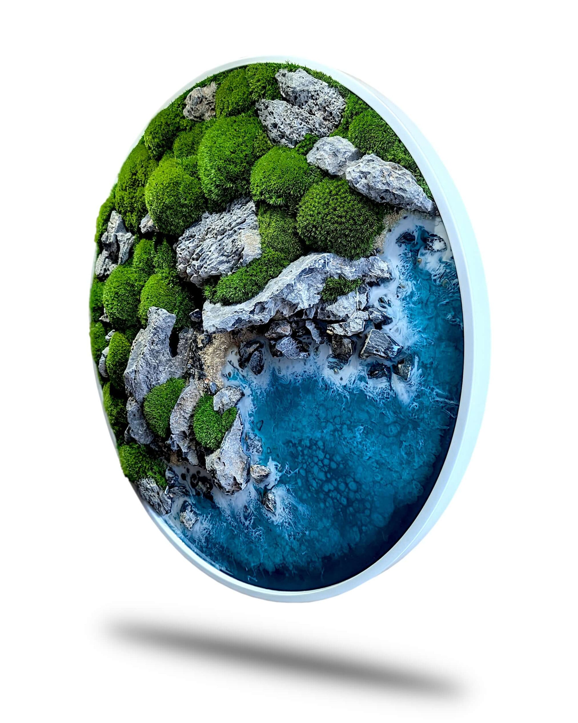 Moosbild Kunst "New Zealand" Ozeanbild mit echten Steinen, kombinierte maritime Ästhetik und Naturkunst.