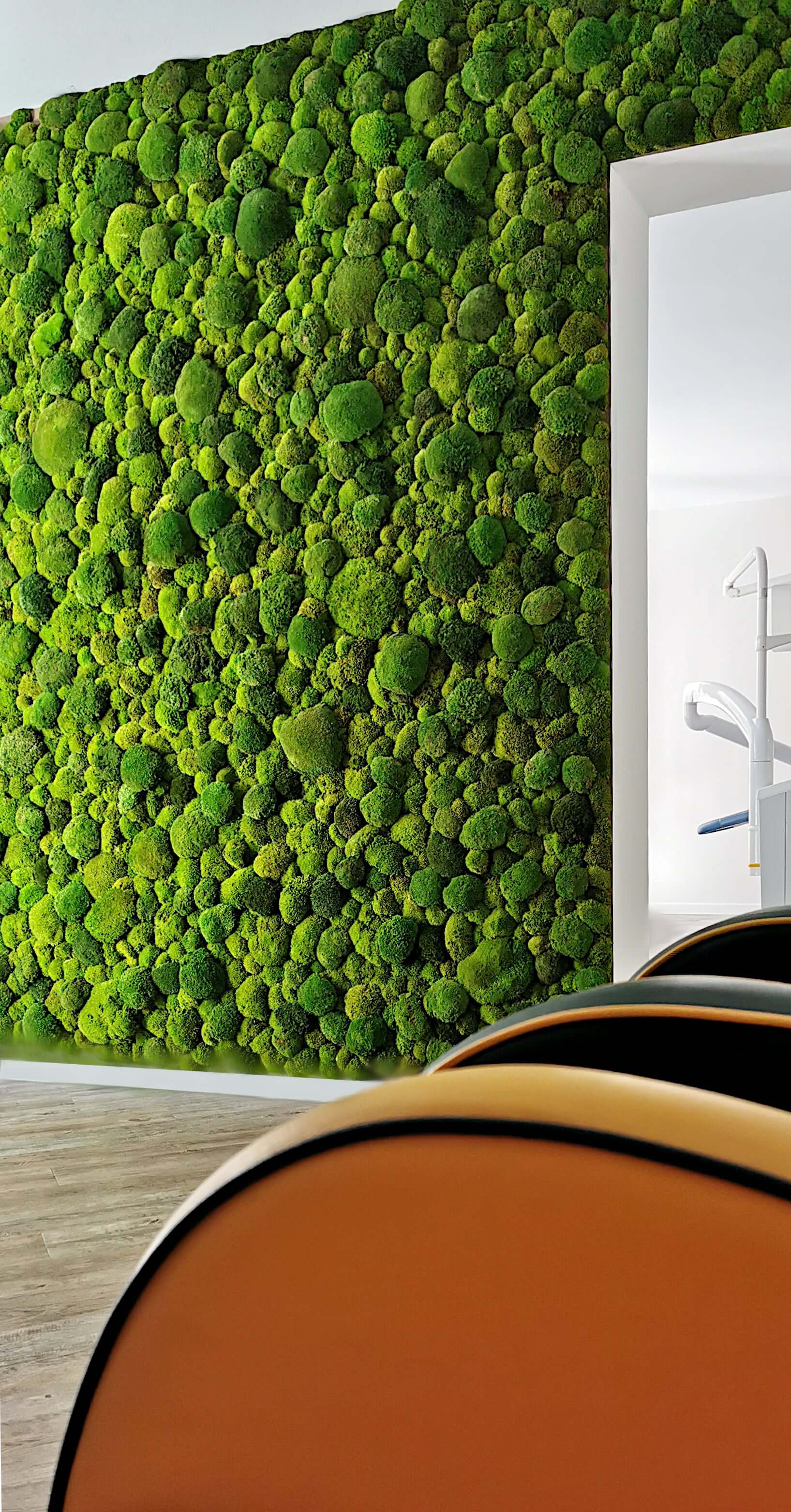 Mooswand im Wartebereich einer Arztpraxis