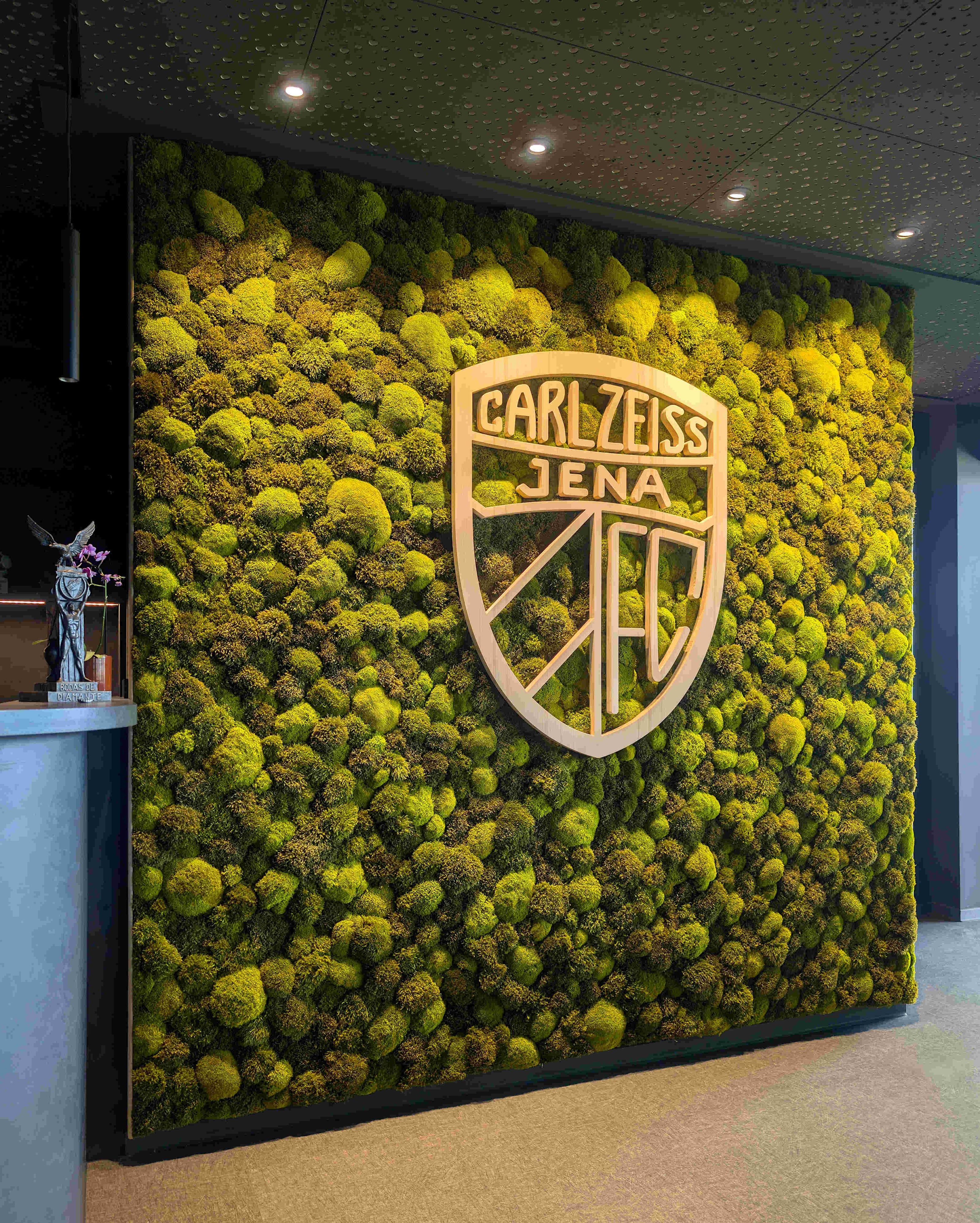 Mooswand mit Firmenlogo in einer VIP Lounge.jpg
