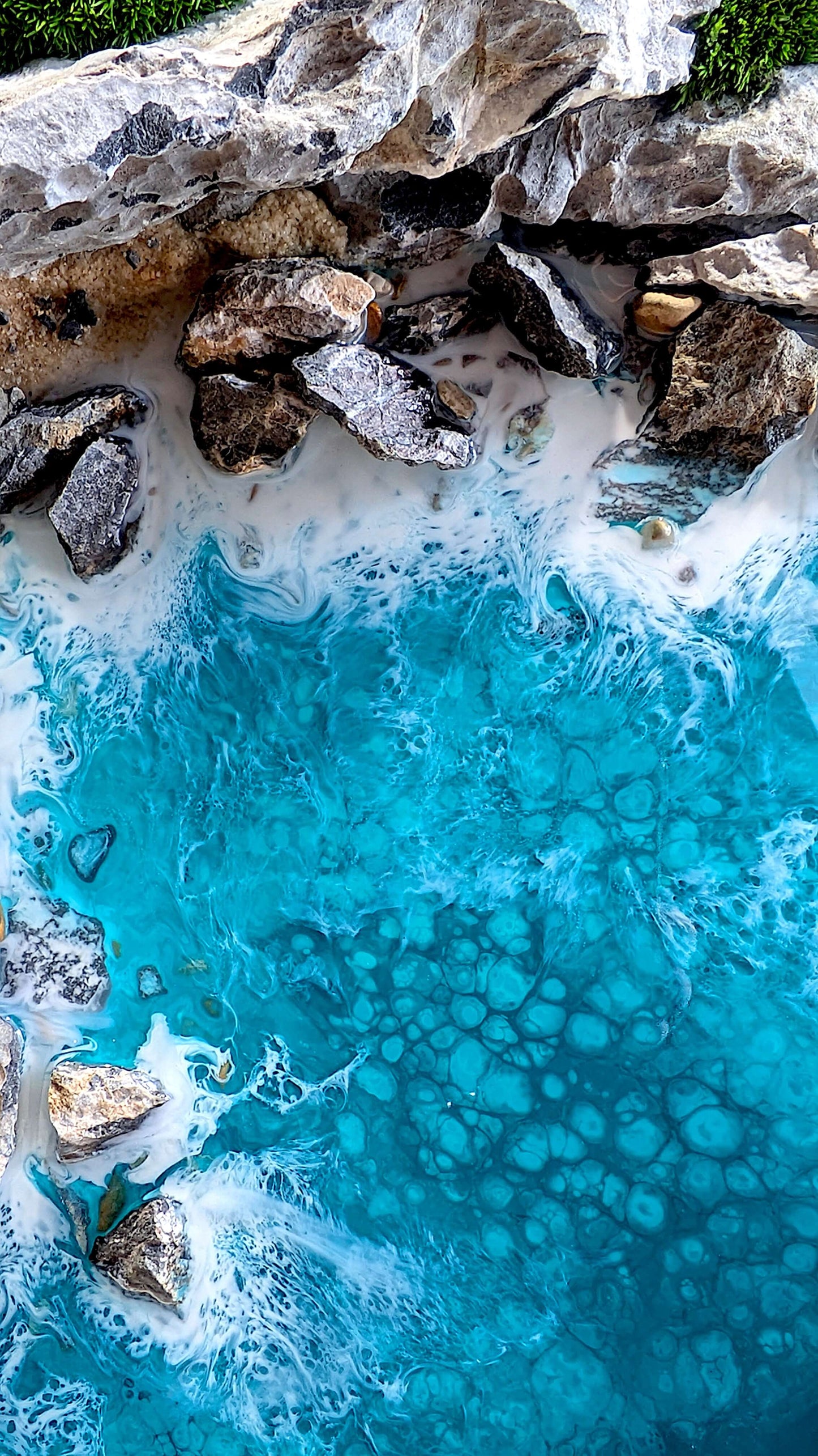Detailaufnahme eines Ozeanbildes mit lebhaften blauen und grünen Tönen, inspiriert von den neuseeländischen Küsten.