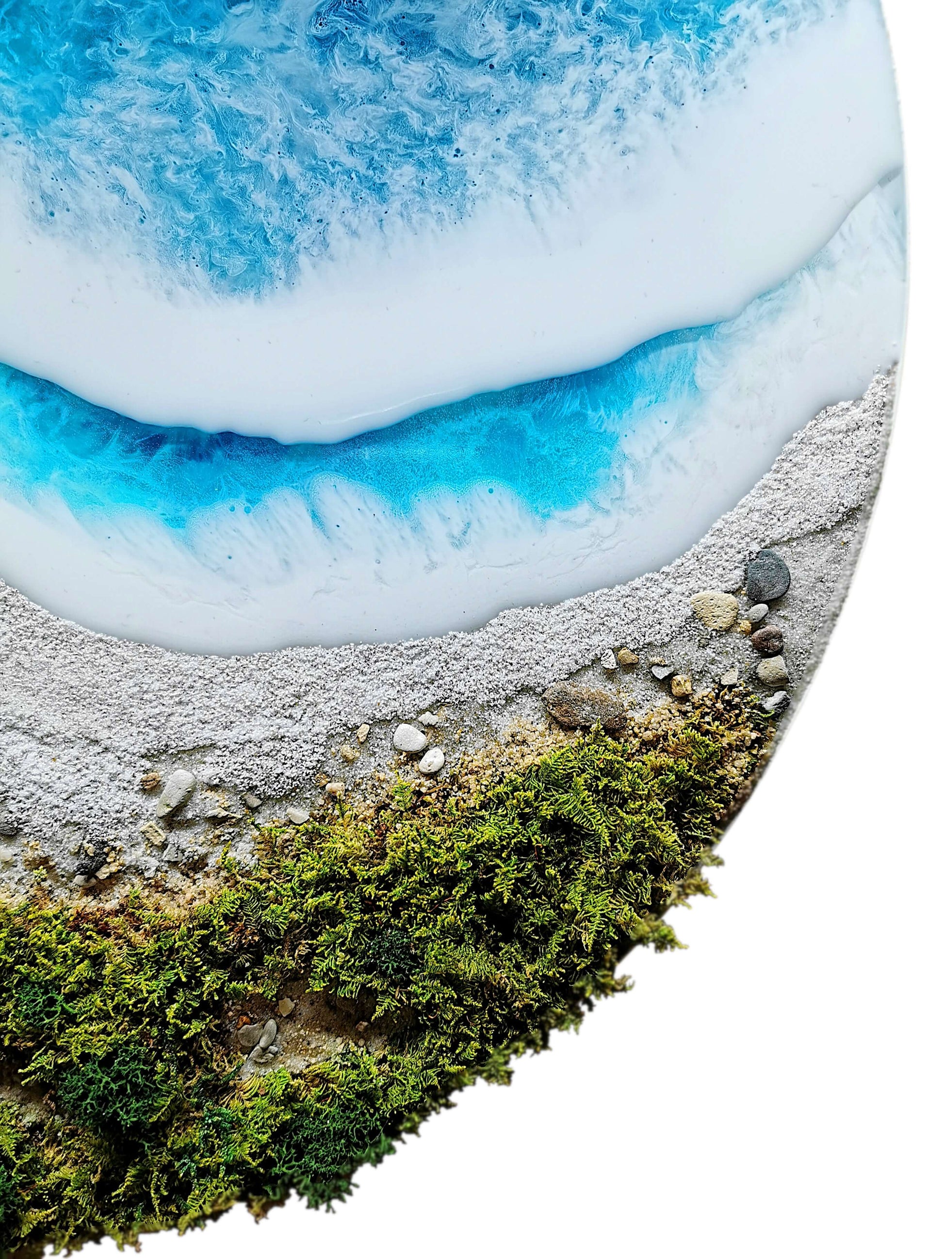 Ostsee Küstenlandschaft Kunstwerk mit blauem Wasser, Sand und Moos im Detail.