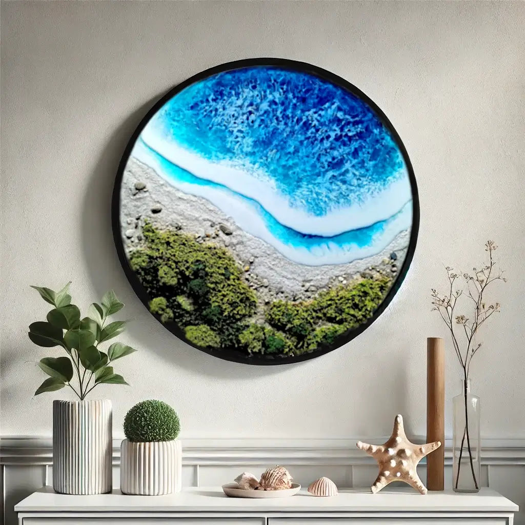 Maritime Kunst "Ostsee" rundes Moosbild mit Küstenlandschaft, Strand und türkisem Meer für entspannte Raumgestaltung.