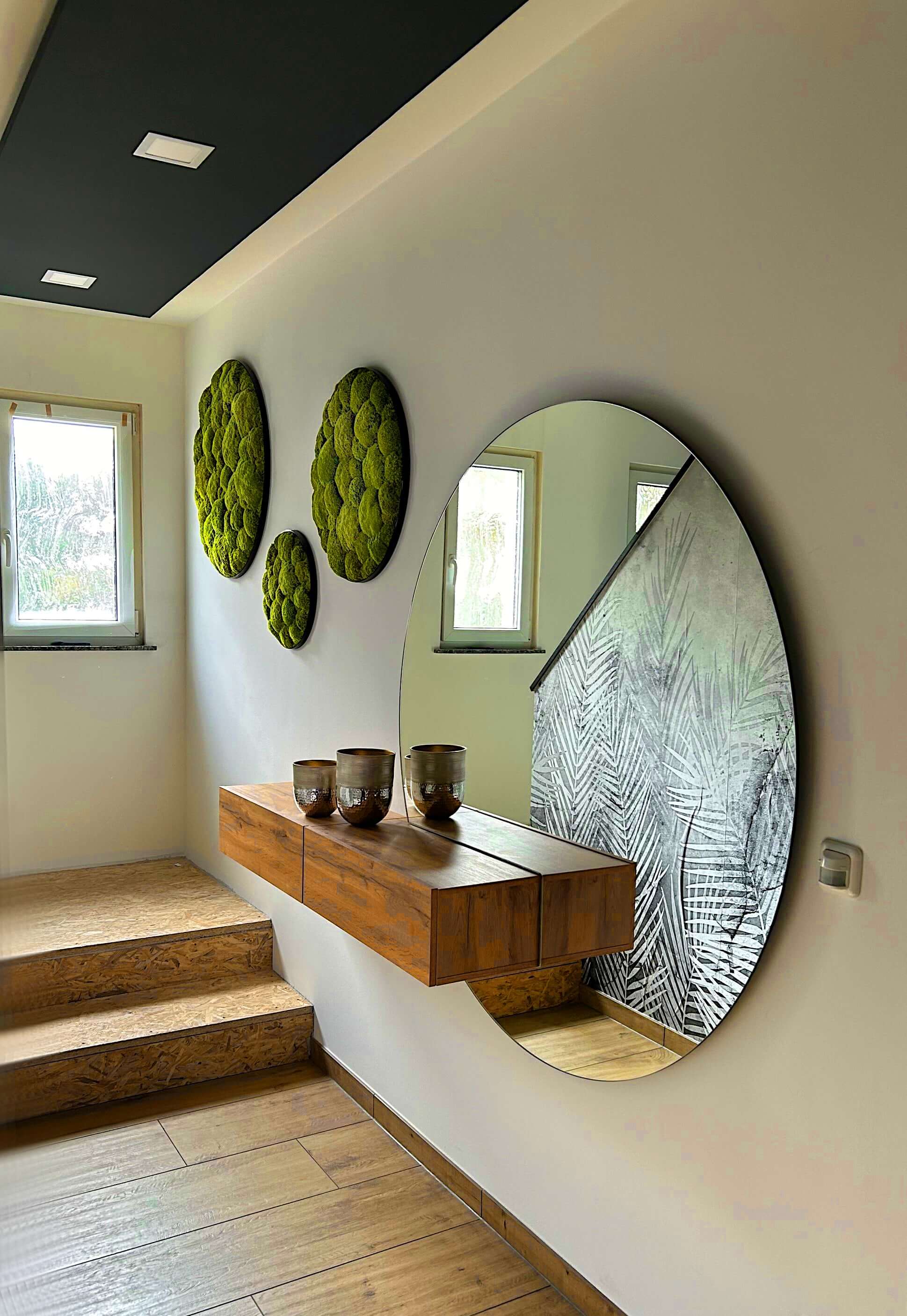 Moosbilder 3er Set Kugelmoose "Lime Green" an der Wand über einem Holzregal mit runden Spiegel.