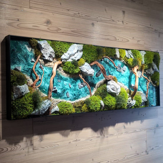 Moosbild Panorama "Wild River" – Wandkunst aus Epoxidharz zeigt einen Waldfluss mit Moos und Steinen.