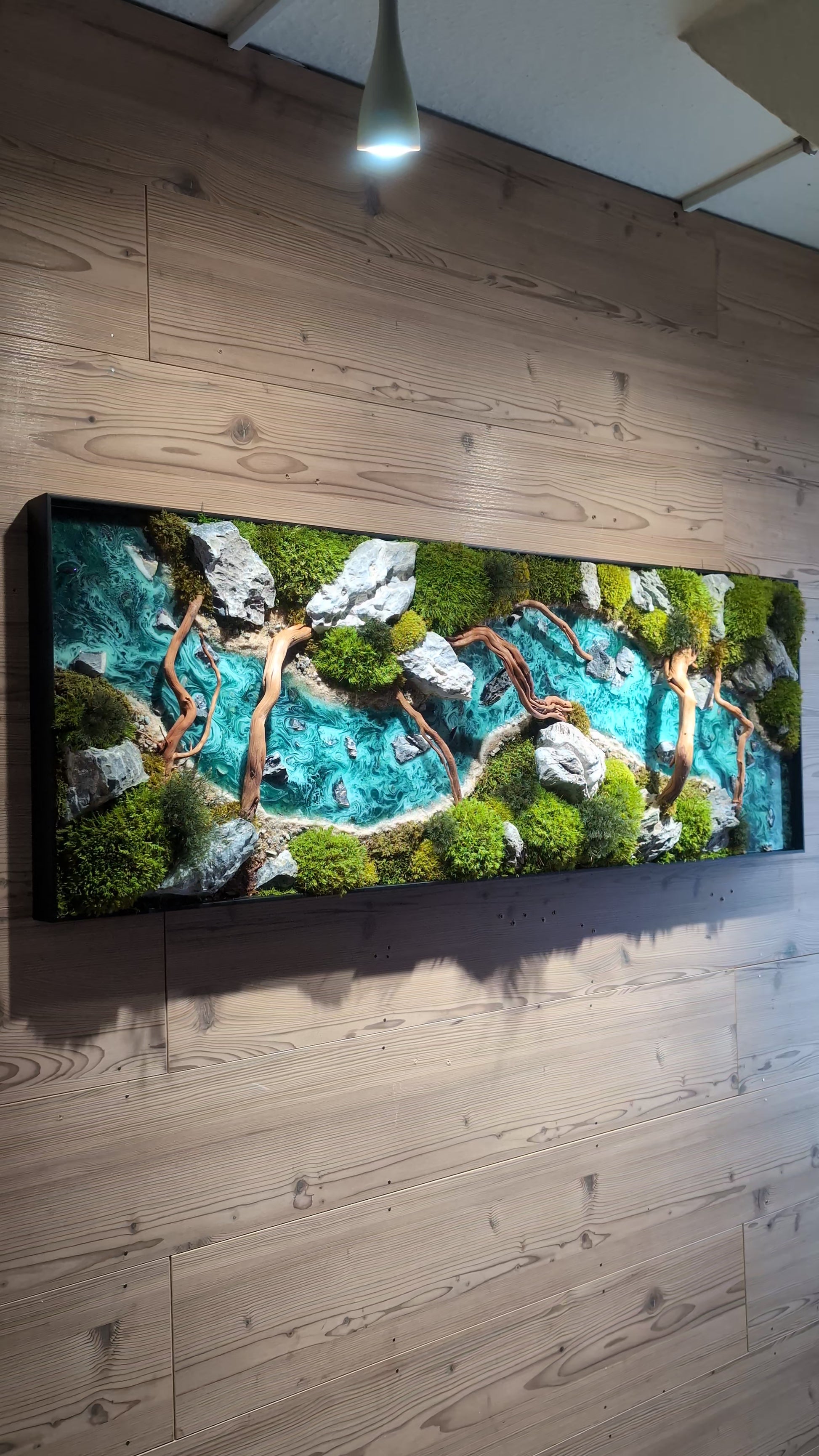 Moosbild Panorama "Wild River" – Wandkunst aus Epoxidharz zeigt einen Waldfluss mit Moos und Steinen.