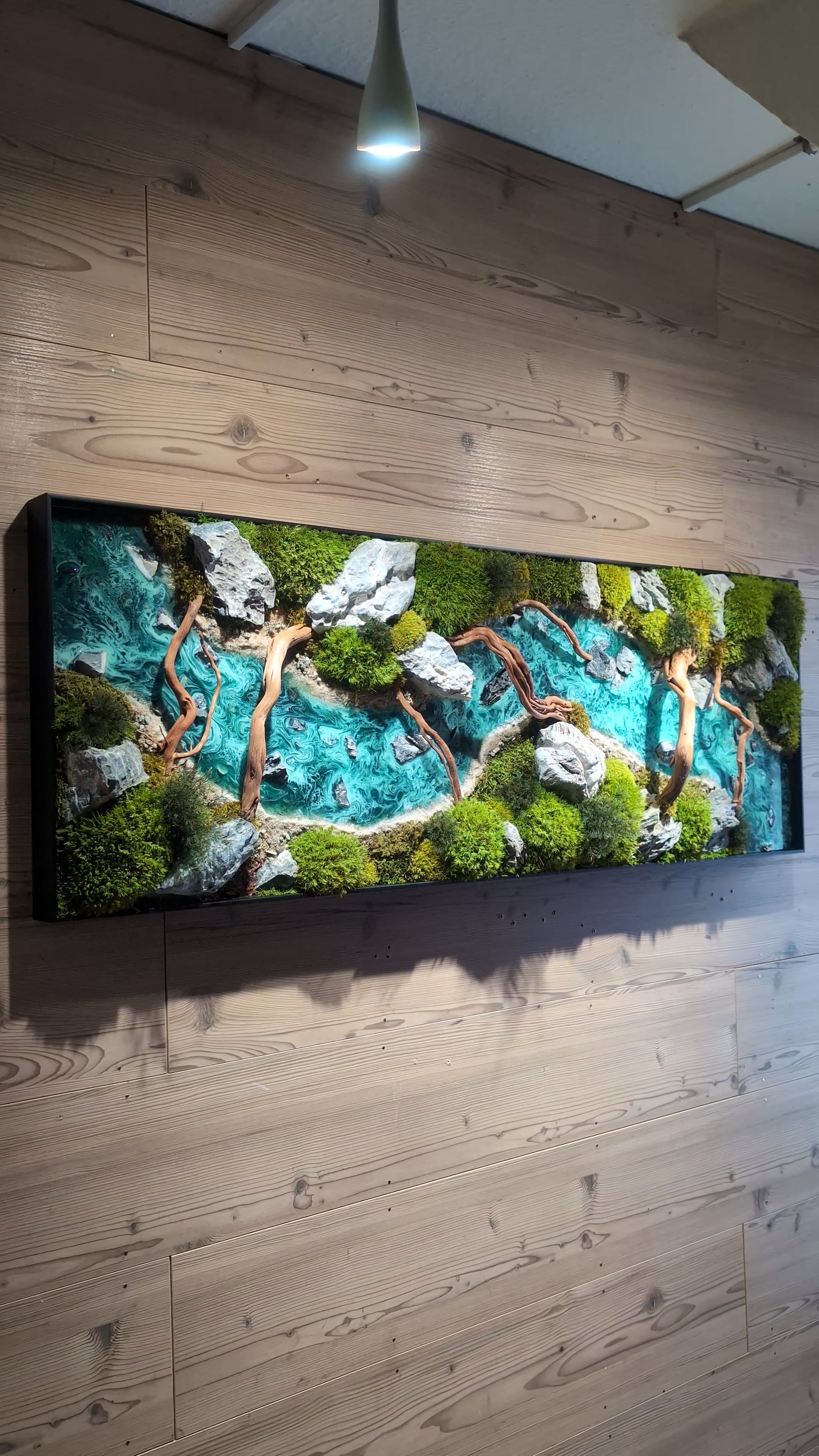 Moosbild Panorama "Wild River" – Wandkunst aus Epoxidharz zeigt einen Waldfluss mit Moos und Steinen.